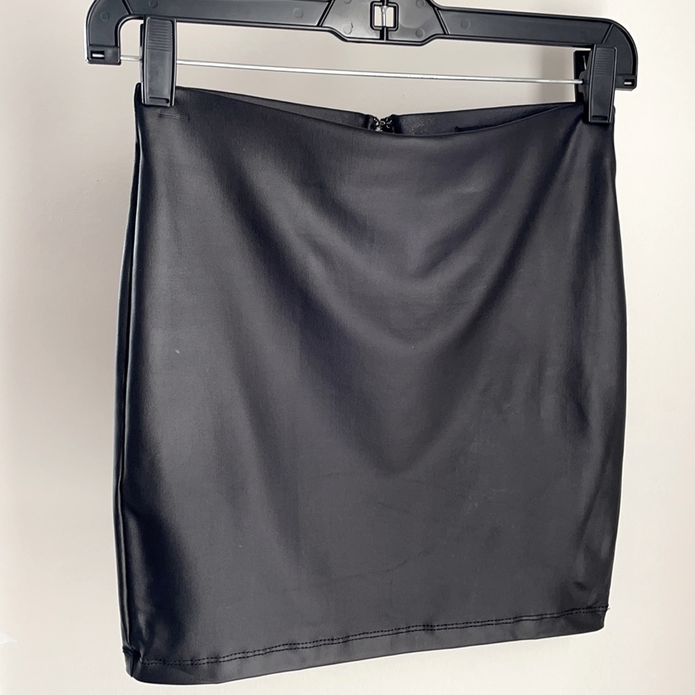Pleather mini skirt with silver 1/3 zipper down back size small